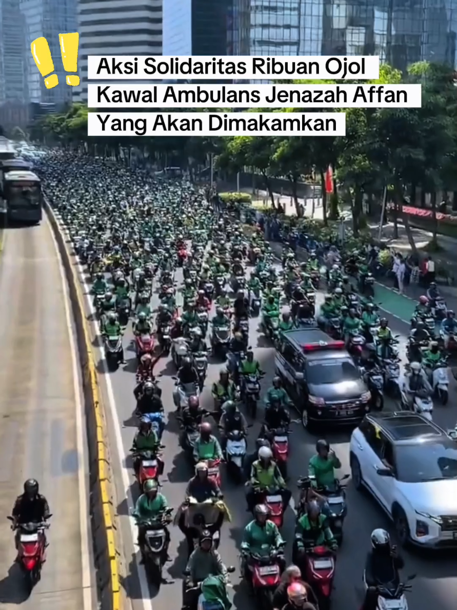 Aksi Solidaritas Ribuan Ojol Kawal Ambulans Jenazah Affan Yang Akan Dimakamkan‼️ Jenazah Affan diantarkan sesama rekan ojol, para ojol terlihat  kompak mengenakan atribut masing masing dan berbaris rapi hingga menuju ke pemakaman, Jumat (29/8).  Affan diantarkan menggunakan mobil jenazah sekitar pukul 09.30 WIB setelah terlebih dahulu disalatkan di Masjid Alfalaq di Jalan Blora, Menteng, Jakarta Pusat.  Video netijen : X/AGTBLHKK  #infolovesuroboyo #lovesuroboyo  #ojol #affan #solidaritas 