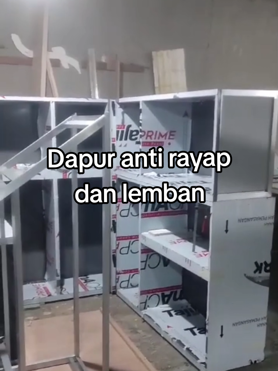 Kitchenset aluminium jadi solusi dapur bebas rayap dan tahan lembab.  .  .  #interiorbandung #kitchensetaluminium #kitchensetaluminiumbandung #dapuraluminium #kitchensetbandung 