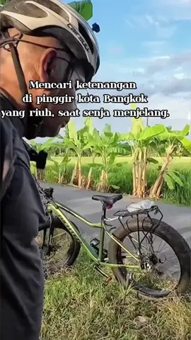 Mencari ketenangan di pinggir kota Bangkok yang riuh, saat senja menjelang.