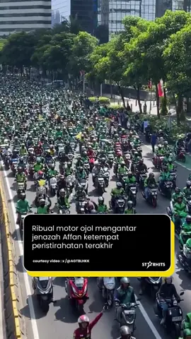 Sejumlah pengemudi ojek online serempak menyalakan mesin motor saat jenazah Affan Kurniawan keluar dari Masjid Jami’ Al Fallah. Mereka berkonvoi mengantar jenazah Affan yang selesai disalatkan.  Satu per satu driver ojol berangkat menuju TPU Karet Bivak, Jakarta, untuk mengantarkan jenazah kolega mereka. Anies Baswedan pun terlihat ikut dalam rombongan tersebut. Suara ambulans yang membawa jenazah Affan terdengar meraung di tengah puluhan motor driver ojek online. Affan merupakan pengemudi ojek online yang tewas dilindas kendaraan taktis (rantis) Brimob pada Kamis (28/8/2025) malam. Affan sempat dilarikan ke Rumah Sakit Cipto Mangunkusumo (RSCM) Jakarta, tetapi nyawanya tak tertolong. #starhitsid #ojol #ojekonline