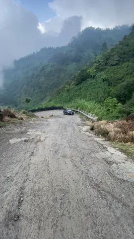 Mobil listrik ⚡️ kuat sekali di tanjakan ini  . . . Redy penginapan  Sewa jeep dieng  Dokumentasi Dieng  Wa ada di bio ya  #tanjakansikarim #tanjakanviral #fypシ゚viral #byd #mobillistrik 