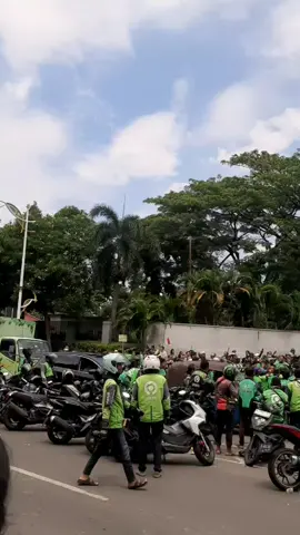 acara pemakaman gojek yg di lindas polisi di aksi demo di pejompongan