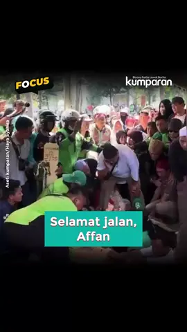 Driver ojol yang tewas dilindas rantis polisi, Affan Kurniawan (21), dimakamkan di TPU Karet Bivak, Jakarta Pusat, Jumat (29/8). Tangis keluarga iringi proses pemakaman. Ibu Affan, Erlina, bahkan sempat pingsan. Affan dimakamkan sekitar pukul 10.00 WIB. Rekan sesama ojol ikut mengantarnya ke peristirahatan terakhirnya. Mereka ada yang hadir di dalam area pemakaman, ada juga yang memenuhi jalan di depan TPU Karet Bivak. Selain itu terlihat juga Gubernur DKI Jakarta Pramono Anung, mantan Gubernur DKI Jakarta Anies Baswedan dan istri, Fery Farhati hadir di rumah duka. Hadir juga anggota DPR RI Rieke Diah Pitaloka. Selamat jalan, Affan 🥀 📸: Dok. kumparan/Hedi, kumparan/Haya Follow WhatsApp Channel kumparan untuk dapat Informasi terpercaya dikirim langsung ke WhatsApp kamu. Ketik kum.pr/WAchannel di browser kamu sekarang, agar bisa share informasi tanpa ragu. #focus #rantisojol #news #vidol #mobilrantis           