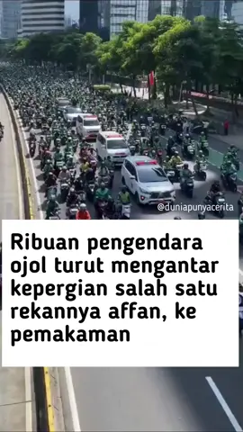 Jenazah Affan Kurniawan, pengemudi ojek online (ojol) yang tew*s terl.nd4s kendaraan taktis (rantis) barakuda Brimob pada Kamis (28/8/2025) malam akan dimakamkan hari ini, Jumat (29/8/2025) di TPU Karet Bivak, Jakarta Pusat. Jen4zah Affan diantarkan sesama rekan ojol, para ojol terlihat  kompak mengenakan atribut masing masing dan berbaris rapi hingga menuju ke pemakaman. Berdasarkan pantauan Beritasatu.com, jen4zah Affan diantarkan menggunakan mobil jen4zah sekitar pukul 09.30 WIB setelah terlebih dahulu  disalatkan di Masjid Alfalaq di Jalan Blora, Menteng, Jakarta Pusat. 🎬 X/AGTBLHKK 