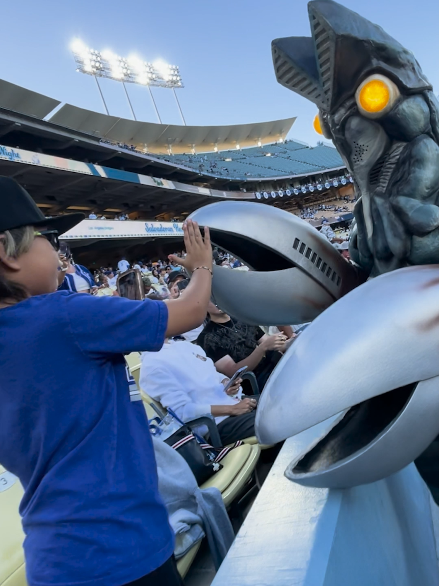 【公式】バルタン星人、ドジャースタジアムで大はしゃぎ！？ #Ultraman #dodgers #alienbaltan #ウルトラマン #ドジャース #バルタン星人