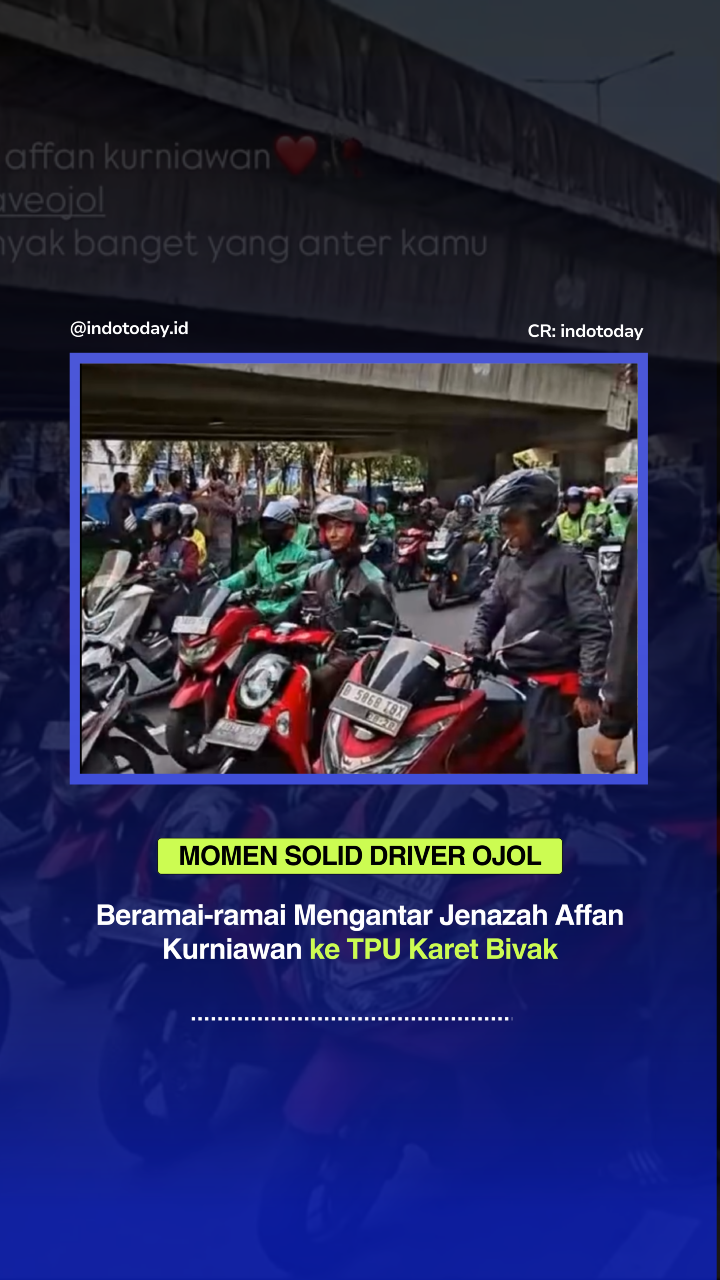 BIKIN MEWEK GASIH?😢 ______ Jenazah Affan Kurniawan, driver ojek online yang tewas dilindas rantis Brimob saat tugas, diberangkatkan dari rumah duka di Jalan Blora (Menteng, Jakarta Pusat) menuju TPU Karet Bivak pada Jumat, 29 Agustus 2025, pukul 09.30 WIB. Prosesi pengantaran menjadi sangat haru ketika ratusan pengemudi ojol menyerukan solidaritas dengan melakukan iring-iringan mengawal ambulans jenazah, mengenakan seragam khas ojol dan mengiringi dari depan hingga belakang kendaraan jenazah Jenazah tiba di TPU Karet Bivak sekitar pukul 10.13 WIB dan akan dimakamkan di Blok AA1, Petak 1070, nomor 0930. Kehadiran lautan rekan ojol yang setia menemani hingga ke peristirahatan terakhir menunjukkan rasa kehilangan mendalam sekaligus kasih sayang komunitas terhadap pria muda yang wafat saat mengantarkan orderan follow @indotoday.id DM for credits or remove CR: IG/pamelaagustinee #meninggaldunia #ojol #driverojol #indotoday