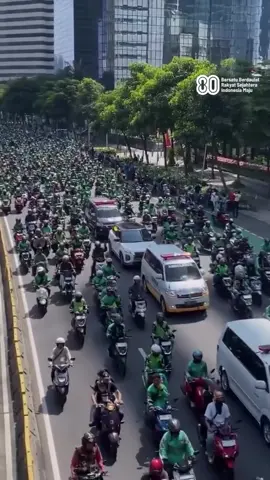 Jenazah Affan Kurniawan, driver ojek online yang meninggal dunia setelah terlindas kendaraan taktis Brimob, dimakamkan di TPU Karet Bivak, Jakarta Pusat, Jumat (29/8). Tampak, ribuan driver ojek online hadir mengiringi kepergian almarhum sebagai bentuk penghormatan dan solidaritas terakhir. Prosesi dimulai dari rumah duka di Jalan Blora, Menteng, sekitar pukul 09.30 WIB, setelah jenazah disalati. Jalanan sepanjang rute menuju pemakaman dipadati pengemudi ojek online yang mengawal mobil jenazah hingga ke peristirahatan terakhir. Kehadiran rekan-rekan sesama driver menjadi simbol kebersamaan sekaligus ungkapan duka mendalam atas kehilangan sosok Affan Kurniawan, yang dikenal sebagai pekerja keras dan sahabat bagi banyak orang. Video : X/AGTBLHKK Repost @infokabarmagelang  #fyp #viral #ojol