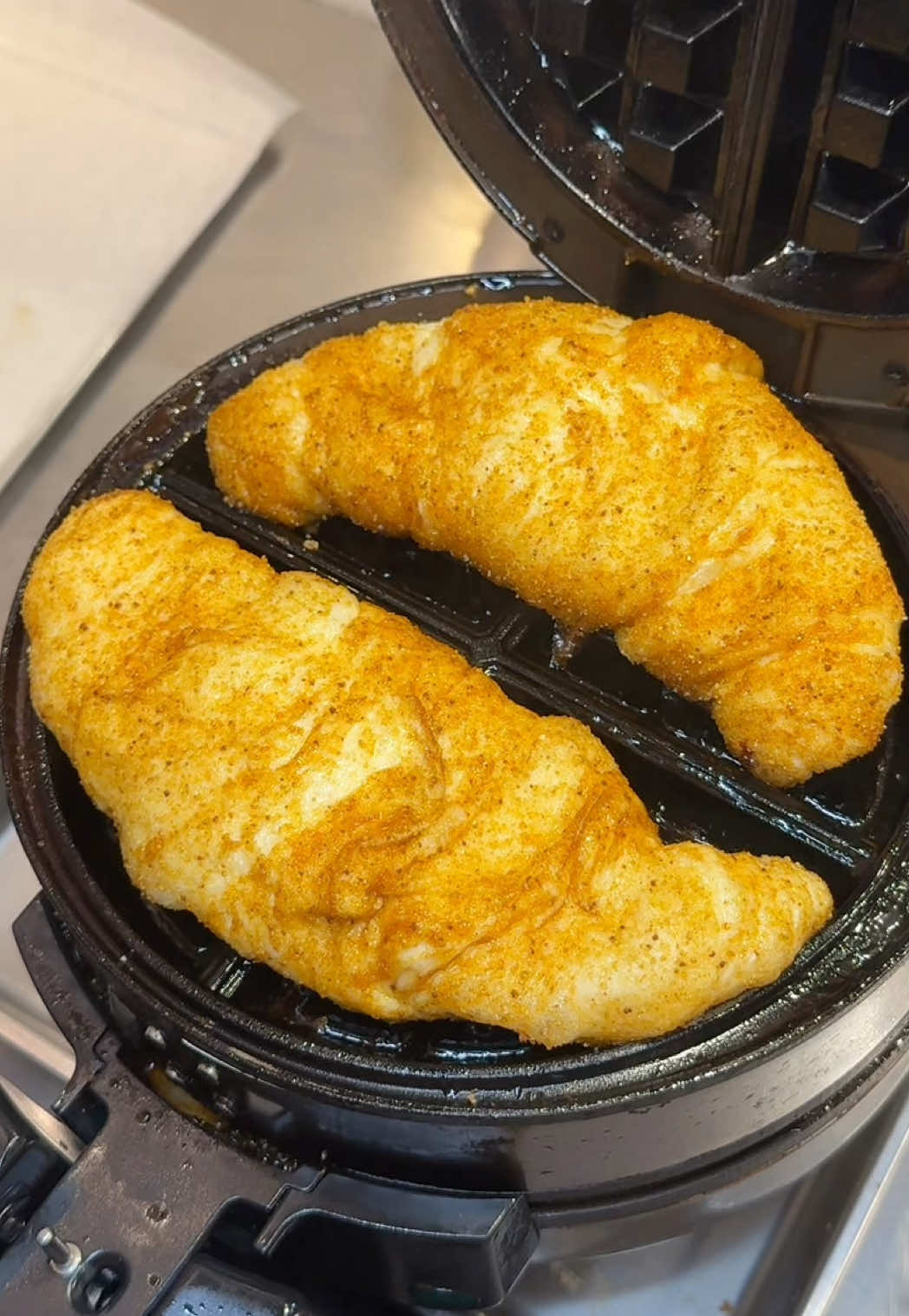 カラフルで可愛いクロッフル🥐 ぷにぷにで柔らかく可愛いクロワッサン生地に、砂糖をコーティングしてプレス焼きした人気のクロッフル！ チョコや抹茶、季節のフルーツフレーバーもあって甘党必見のスイーツ✨️ 📍Wafla / 中京 ￥500～/人 ⏰営業時間：11:00〜18:00 💤定休日：月曜日 🏠住所：〒604-8117 京都府京都市中京区堀之上町１１４ #東京グルメ #京都グルメ #tiktokfood 