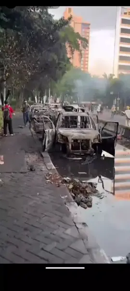 Demo besar-besaran mengakibatkan sejumlah mobil dibakar masa #fyp #viral #demo #ojol 