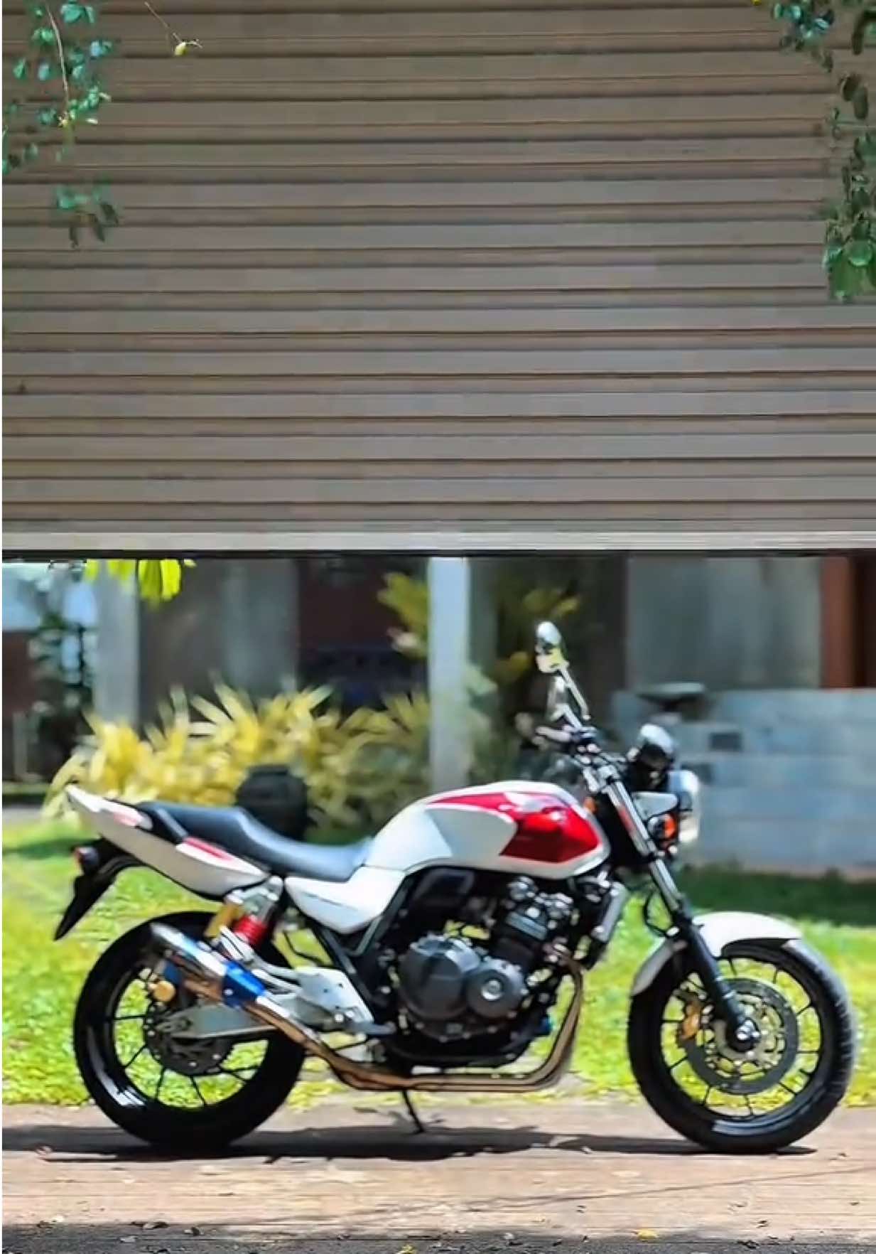 Wifyy 🧸🤍 #hondacb400revo2016🏍️ #yoshimura💣 #bikelovers🤍 #viralpost💥 #highcapacitysrilanka🇱🇰  @ak_as_h_d  @Kavin_Keshara  @𝑺 𝑨 𝑪 𝑯 𝑰 🥷 