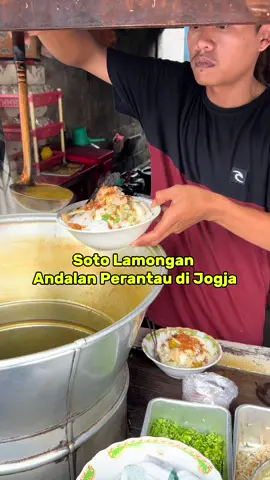 Soto lamongan otentik yang free balungan, free nambah koya udang, porsi brutal ya disini. Orang lamongan asli kalo kesini dijamin langganan, karena rasanya jatim banget 😎 #soto #sotolamongan #kulinertiktok #kulinerjogja #fyp 