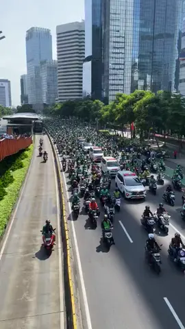 — Ribuan driver ojol mengiringi kepergian Affan Kurniawan ke peristirahatan terakhirnya. Solidaritasnya bikin haru, mereka ikut mengantar kepergian rekan seperjuangan. Salut. 🎥: X/IndoPopBase