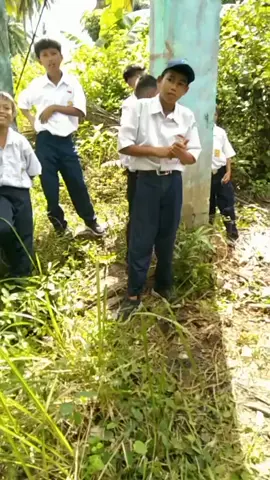 Tidak hanya di pesisir barat Krui saja yang punya jembatan gantung seperti ini, ternyata di Tanggamus juga ada. Jembatan alternatif, tapi juga jembatan yang prioritas bagi anak anak sekolah, untuk mempersingkat waktu tempuh ke sekolahan. #pesisirbaratkrui #lampung #tanggamus #bandarlampung 