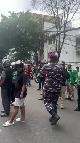 Bikin semua adem, Marinir borong minuman dingin untuk demonstran