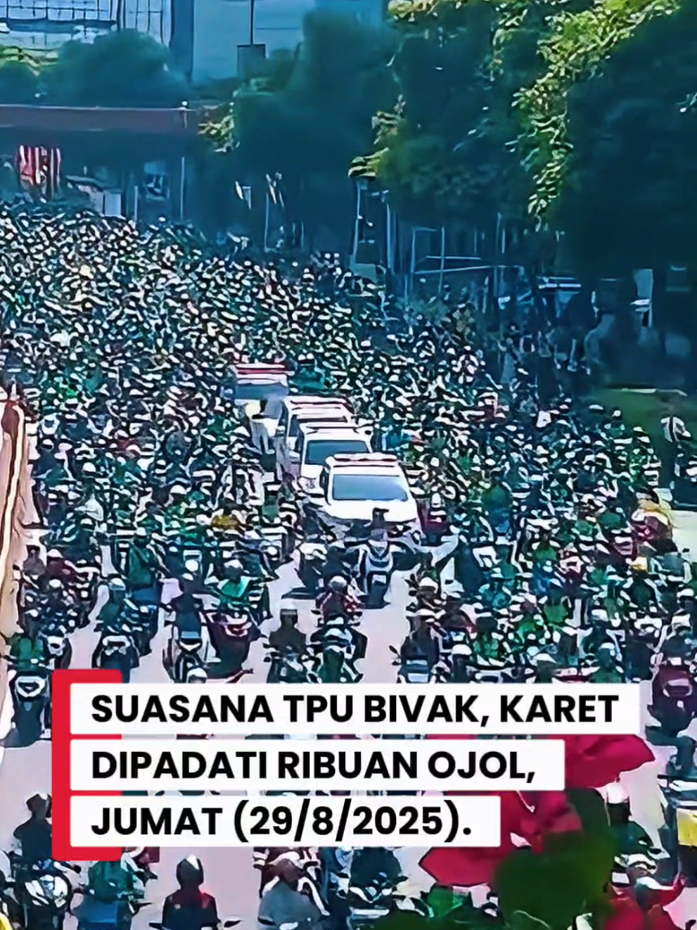 Ribuan ojol memadati TPU Bivak, Karet, Jumat (29/8/2025).  #ojol #infojakarta #brimob #affan #fyp 
