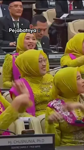 ingat pak Bu, kalian bisa duduk enak disitu karna dipilih oleh rakyat, tapi kenapa pas kalian jadi malah joget joget seperti itu tidak memikirkan rakyat mu, hidup ini gak abadi senang mu didunia tapi diakhirat nanti liat lah rakyat bersuara malah kalian tantang😌#demo #viral #fyp #demodpr 