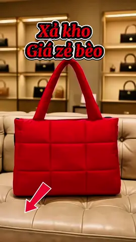 🔥 Túi tote đỏ nổi bật – item không thể thiếu cho cô nàng cá tính! Thiết kế đơn giản, siêu nhẹ, tiện lợi đựng cả “thế giới” mà vẫn cực trendy. Đi học, đi chơi, đi làm đều chuẩn phong cách – nổi bật mọi nơi #TuiTote #TuiVaiThoiTrang #TuiDoCaTinh #TuiXachNu #ToteBag    