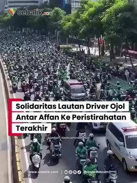 *Solidaritas Lautan Driver Ojol Antar Affan Ke Peristirahatan Terakhir* Ribuan driver ojek online (ojol) dari berbagai komunitas dan organisasi di Indonesia berkumpul untuk memberikan penghormatan terakhir kepada almarhum Affan, driver ojol yang meninggal dunia setelah dilindas mobil kendaraan taktis (Rantis) Brimob di Jakarta Pusat saat rangkaian aksi demonstrasi berlangsung, Kamis (28/8/25) Driver ojol tanpak beriringan dengan memakai atribut ojol lengkap dan spanduk solidaritas, rombongan ojol ini mengantar jenazah almarhum Affan ke tempat peristirahatan terakhir yang berlokasi di Tempat Pemakaman Umum (TPU) Karet Bivak, Jakarta Pusat, Jumat (29/8/2025) pagi ini. Prosesi pemakaman ini menjadi momentum bersejaraah untuk menunjukkan solidaritas dan kepedulian antar sesama driver ojol yang sama-sama berjuang mencari nafkah. 