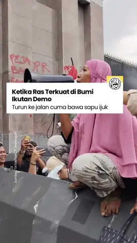 Ras terkuat dibumi pun ikut aksi demo kemarin (28/8) di depan gedung DPR RI.  Aksinya menjadi sorotan setelah menyuarakan emosinya di depan gedung DPR RI. Bahkan seorang ibu pun ikut demo hingga malam hari, dengan membawa sapu ijuk. 👏🏻👏🏻👏🏻👏🏻👏🏻 #Demo #ibuibudemo #DPR