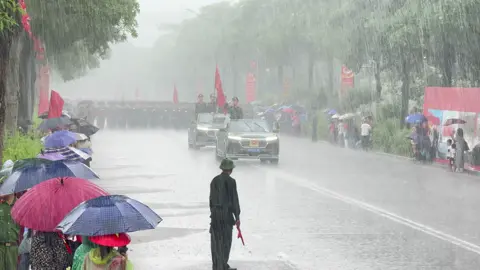 Mưa to như mưa nhỏ. Cảm ơn bà con đã đội mưa xem khối tập #quockhanh2thang9nam2025🇻🇳❤🇻🇳❤🇻🇳  #LearnOnTikTok  #Review  #xuhuongtiktok  #thinhhanhtiktok 