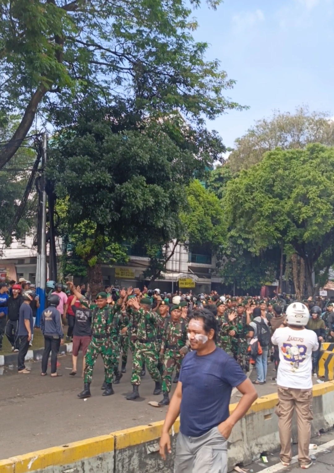 Info terkini demo brimob kwitang.  Dibantu oleh Bapak