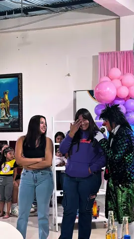 Pensé que no sabía cantar y salió profesional jajajaja…. 2da parte… el payaso quedó 🤡 @manzana excelente show #fpyシ #comedyvideo #tendencia #humortiktok #payasosvirales 