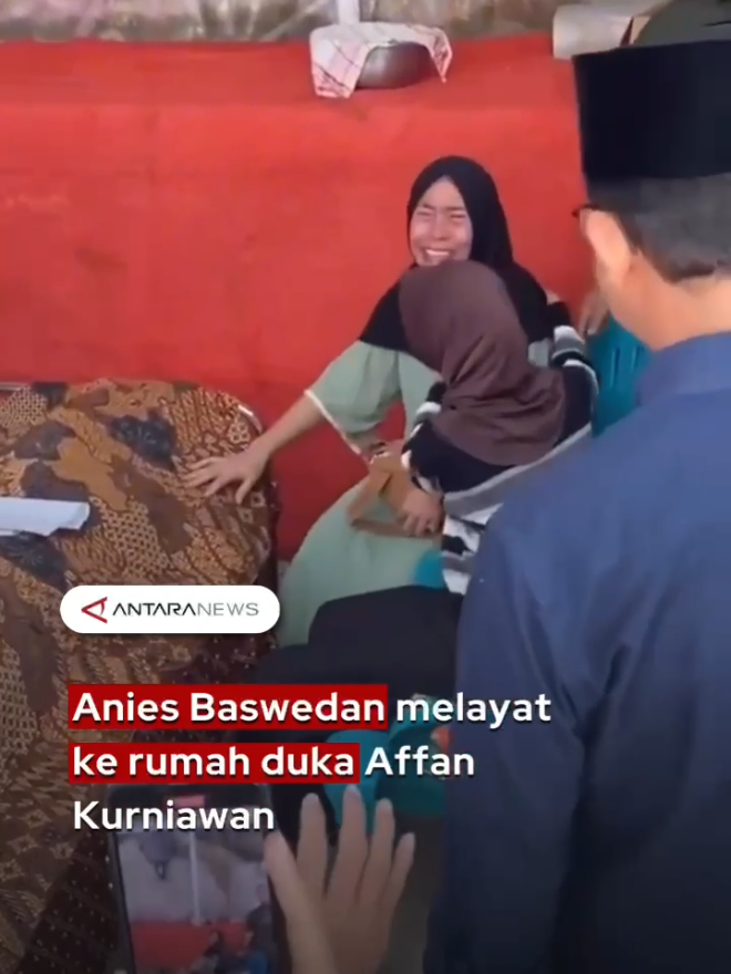 Replying to @atnrhzh Suasana haru menyelimuti rumah duka Affan Kurniawan, driver ojek online yang meninggal dalam insiden demo rusuh di Jakarta, Kamis (28/8) malam. Keluarga, kerabat, dan warga sekitar berkumpul untuk memberikan doa dan penghormatan terakhir. Kedatangan Anies Baswedan menambah haru suasana. Ia disambut isak tangis keluarga, termasuk ibu almarhum, Erlina, yang tak kuasa menahan air mata saat bertemu dengannya. Dalam kesempatan itu, Anies juga menyampaikan belasungkawa mendalam dan berencana ikut mensalatkan jenazah almarhum Affan di Masjid Jami’ Al Falaah, tak jauh dari rumah duka. #aniesbaswedan #affankurniawan #ojol #demo #fyp 