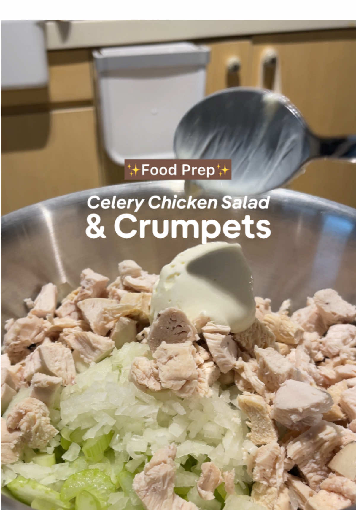 Bahan Celery Chicken Salad: Dada ayam 450gr (direbus, potong dadu) Batang seledri impor 1 mangkok (potong tipis2) Bawang bombay 1 yg ukuran kecil Timun 2-3 (dikupas, potong kecil2) Greek style yoghurt (4 sendok) Mayonaise (1 sendok) Garam, gula, lada hitam Bahan Crumpets: 12 sendok munjung tepung segitiga biru 2 sendok gula Setengah sendok garam 1 sachet ragi merk haan 1 sendok teh munjung baking powder double acting merk hercules 500ml air hangat
