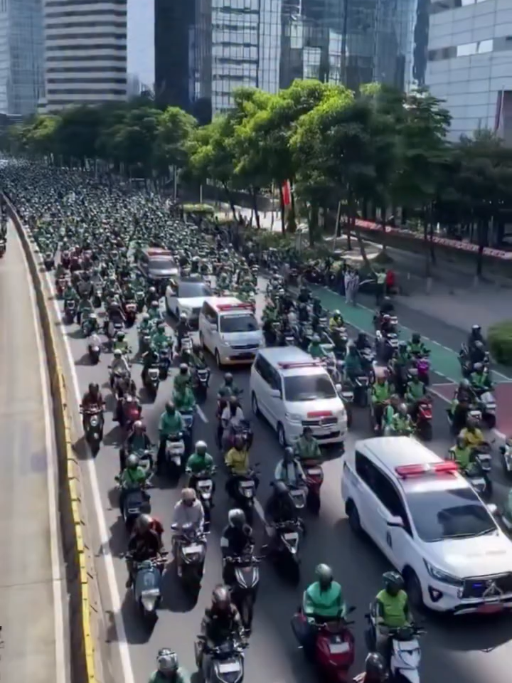 Aksi Solidaritas Ribuan Ojol Mengiringi Pemakaman Alm. Affan Kurnianwan Seorang driver ojek online (ojol) bernama Affan Kurniawan (21) meninggal dunia setelah terlindas kendaraan taktis (rantis) polisi saat terjadi kericuhan dalam aksi demonstrasi di kawasan Pejompongan, Jakarta, Kamis (28/8). Usai prosesi di rumah duka di Jalan Lasem, Menteng, Jakarta Pusat, jenazah almarhum diantar menuju pemakaman. Sejumlah driver ojol turut serta mengiringi perjalanan terakhir Affan sebagai bentuk solidaritas. Sebelum diberangkatkan, jenazah terlebih dahulu disalatkan di Masjid Jami’ Al Falaah yang berada tidak jauh dari rumah duka. #AffanKurniawan #DriverOjol #OjekOnline #Pejompongan #Jakarta #SolidaritasOjol #KaltengOke #Fyp