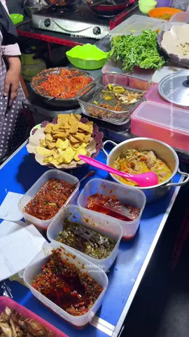 Kuliner malam tendaan aneka sego sambel dan jual pentol kriwil 5.000an gratis gajih sapi😋 Udah beberapa kali makan disini dengan pesen menu yang beda-beda, dan kebanyakan cocok sama tipe sambelnya disini. Banyak macemnya, ada yang pedes asin, ada yang pedes manis. Yang terbaru ada jukut goreng!!  SEGO SAMBEL BABAT MADURA @sego_sambel_babatmadura  📍 Depan Halte SDN Kepatihan 6 Jember, Jl. Trunojoyo, Kepatihan, Jember ⏰ 17.00-23.00 (KAMIS LIBUR) #kulinerjember #dibuatlapernjio #kulinerviral #kulinertrending 
