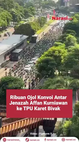 Ribuan driver ojek online (ojol) menggelar konvoi mengiringi pemakaman Affan Kurniawan (21), rekan mereka yang tewas terlindas rantis Brimob saat pembubaran aksi di Pejompongan, Jakarta Pusat. Sekitar pukul 10.00 WIB, jenazah Affan yang sudah terbungkus kain kafan, dan menuju ke TPU Karet Bivak, tepatnya di Blok AA1. Prosesi pemakaman pun langsung dilakukan dengan suasana penuh duka. Gelombang jaket hijau memenuhi jalan menuju pemakaman, menunjukkan kuatnya solidaritas para ojol. Ribuan pelayat, baik keluarga, kerabat, maupun rekan sejawat, turut hadir memberikan penghormatan terakhir bagi almarhum. #narasi #berita #AffanKurniawan #DriverOjol #OjolSolidaritas 