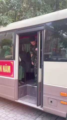 Cũng xuống xe đồ đó ạ 🫢#xuhuongtiktok #siquanchinhtri #xuhuong #viral #pocdancecrew #lehoanghiep1996 