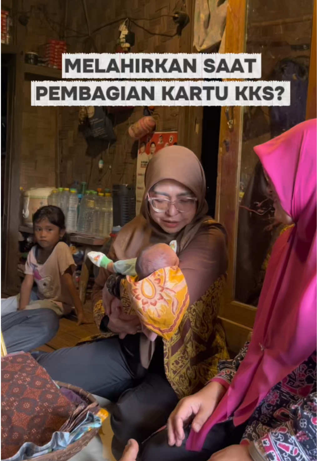 Menanggapi kabar yang beredar terkait Ibu Anah di Desa Cibaliung, hari ini saya bersama jajaran terkait bersilaturahmi langsung ke kediaman beliau. Berdasarkan fakta di lapangan, Ibu Anah tidak melahirkan saat mengantri pembagian KKS, melainkan dalam kondisi hamil dan mengalami kelelahan hingga dilarikan ke puskesmas. Di sanalah takdir Allah terjadi, beliau melahirkan seorang putera yang telah dikandungnya. Saya pribadi merasa bahagia atas kelahiran putera dari Ibu Anah. Dengan penuh rasa syukur, saya turut menyarankan nama Kaysan Khalif Syahdan, dengan doa dan harapan agar kelak menjadi anak yang sholeh, sehat, berbakti, serta tumbuh menjadi calon pemimpin masa depan bagi Pandeglang. Selain itu, saya juga meninjau langsung kondisi rumah Ibu Anah untuk diberikan program Rumah Tidak Layak Huni (RTLH), serta menyerahkan bingkisan kebutuhan ibu dan bayi sebagai penunjang gizi dan ASI. Semoga kehadiran buah hati ini membawa kebahagiaan dan keberkahan bagi keluarga, serta semoga bantuan yang diberikan dapat meringankan beban dan memberi manfaat nyata. Mari kita bersama-sama terus menebar kebaikan dan memperkuat kepedulian sosial di Kabupaten Pandeglang tercinta.