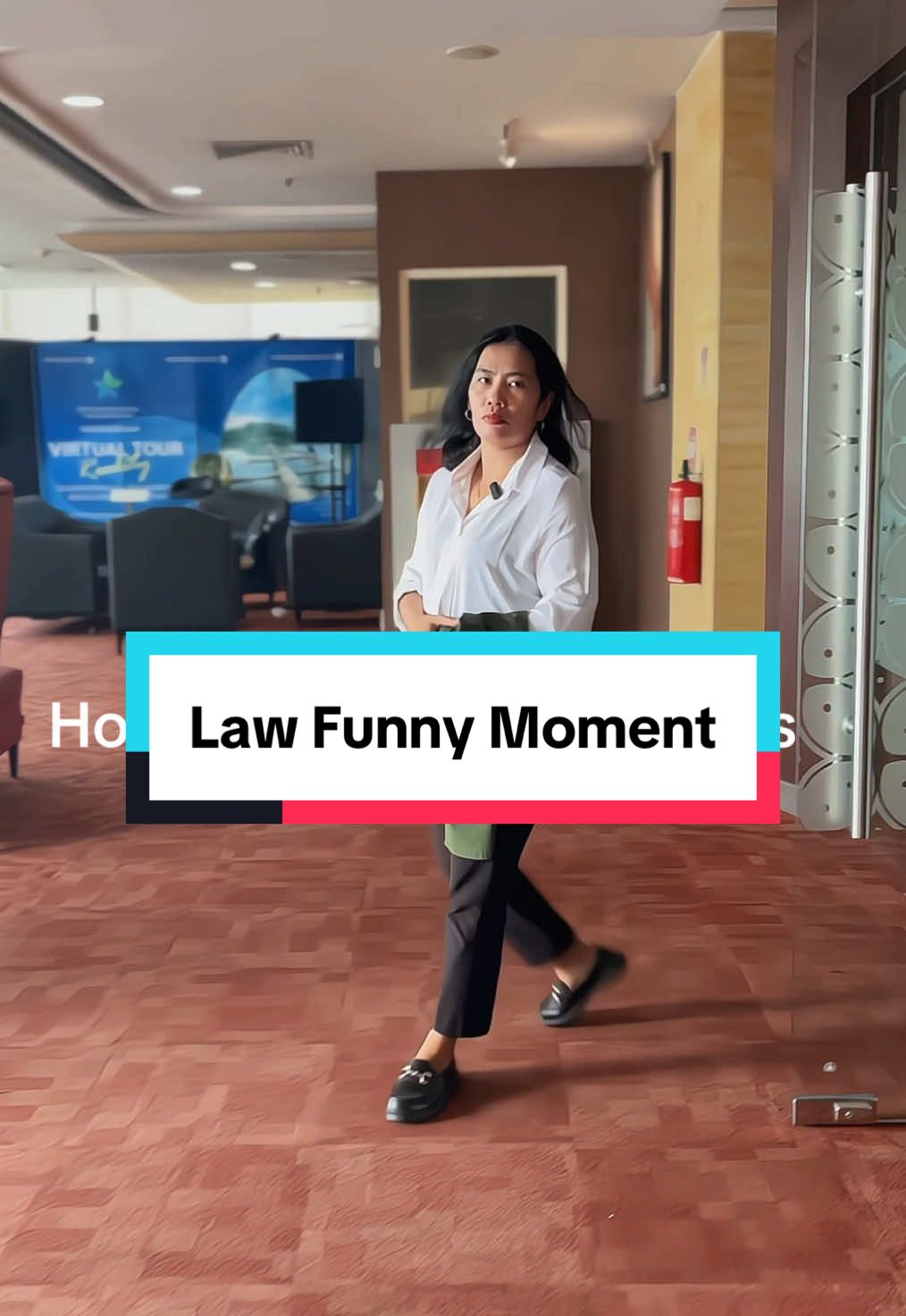 Penampakan Lawyer tiba di pengadilan⚖️ The struggle of Lawyers life is real 🙃 Law funny moment 🙃 Lawyer kalo gak bawa koper (barbuk), berarti bawa bacot?😅 #lawyer #lawyerhumor #funnylawyer #court #pengacara #advokat #joicehutagaollawyer 