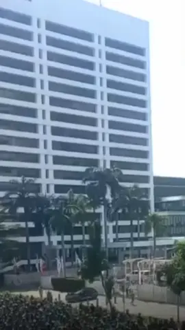 Ribuan langkah menyatu, Helm hijau berbaris rapi, Tangis rakyat bercampur doa, Mengiringi seorang saudara yang gugur di jalanan, Korban mobil aparat, Kini beristirahat dalam damai.
