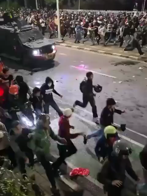 On August 28, 2025, during a chaotic demonstration near Indonesia’s Parliament, a Brimob armored vehicle fatally ran over Affan Kurniawan, an online motorbike taxi driver. #polri #indonesia #ojol #dpr #brimob