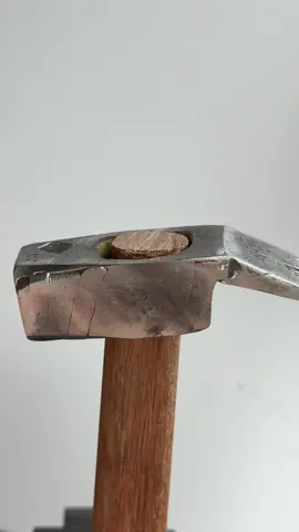 The wedge-free hammer handle design has stunned the world. #lifehacks #DIY #tips #construction 
