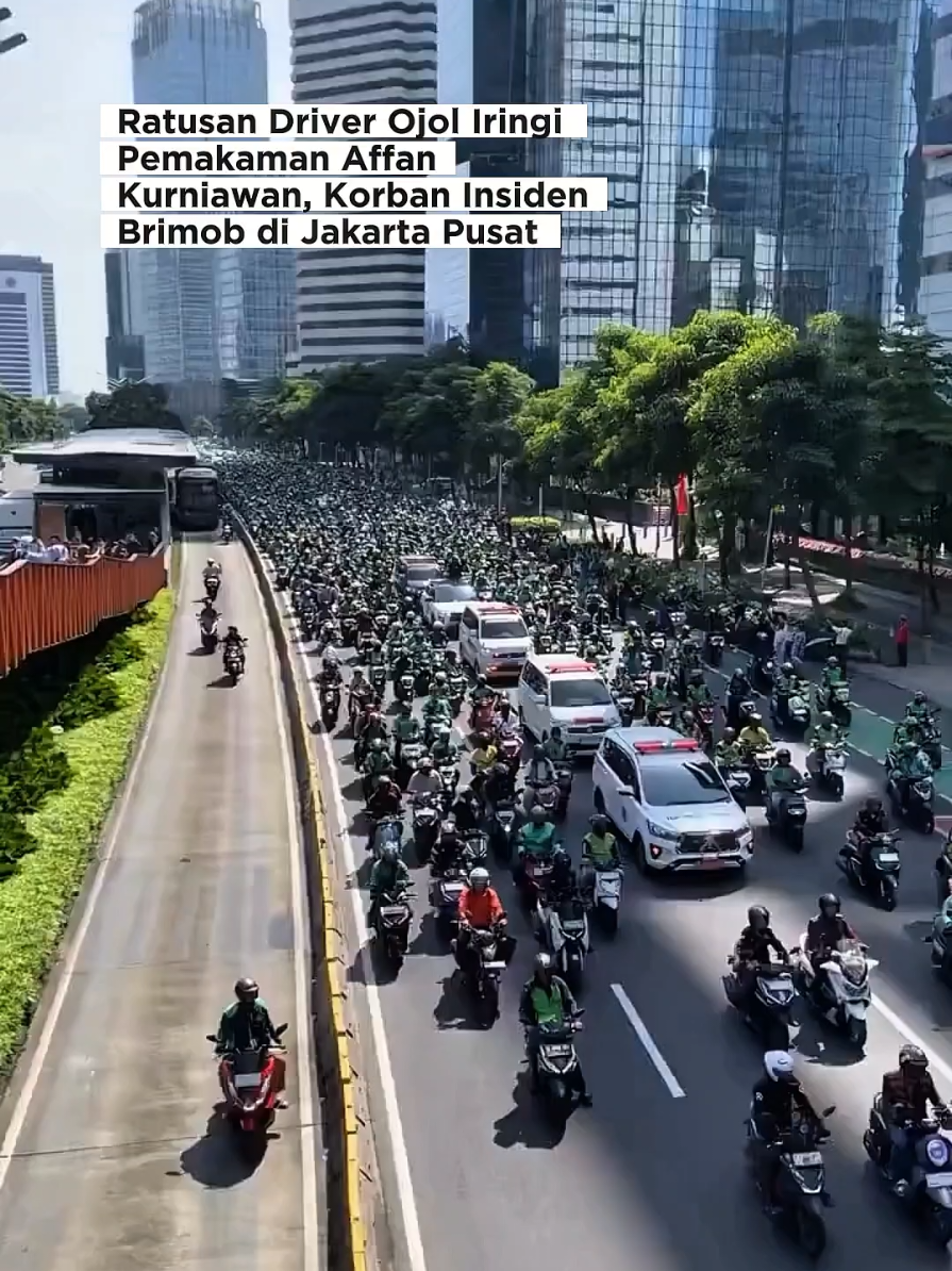📰 “Ratusan driver ojek online mengiringi prosesi pemakaman Affan Kurniawan di TPU Karet Bivak, Jumat pagi (29/8/2025). Affan, seorang driver ojol, wafat setelah tertabrak kendaraan taktis Brimob saat aksi di Jakarta Pusat, Kamis malam (28/8). Konvoi motor para driver ojol memadati jalan, sebagai bentuk solidaritas terakhir untuk mengantarkan rekan mereka ke tempat peristirahatan terakhir. Suasana haru menyelimuti pemakaman, diiringi doa dan tangis keluarga serta sahabat sesama driver. 🙏 Selamat jalan Affan. Perjuanganmu akan selalu dikenang. #BeritaTerkini #RIPOjol #Jakarta #SolidaritasOjol #RIPDemokrasi