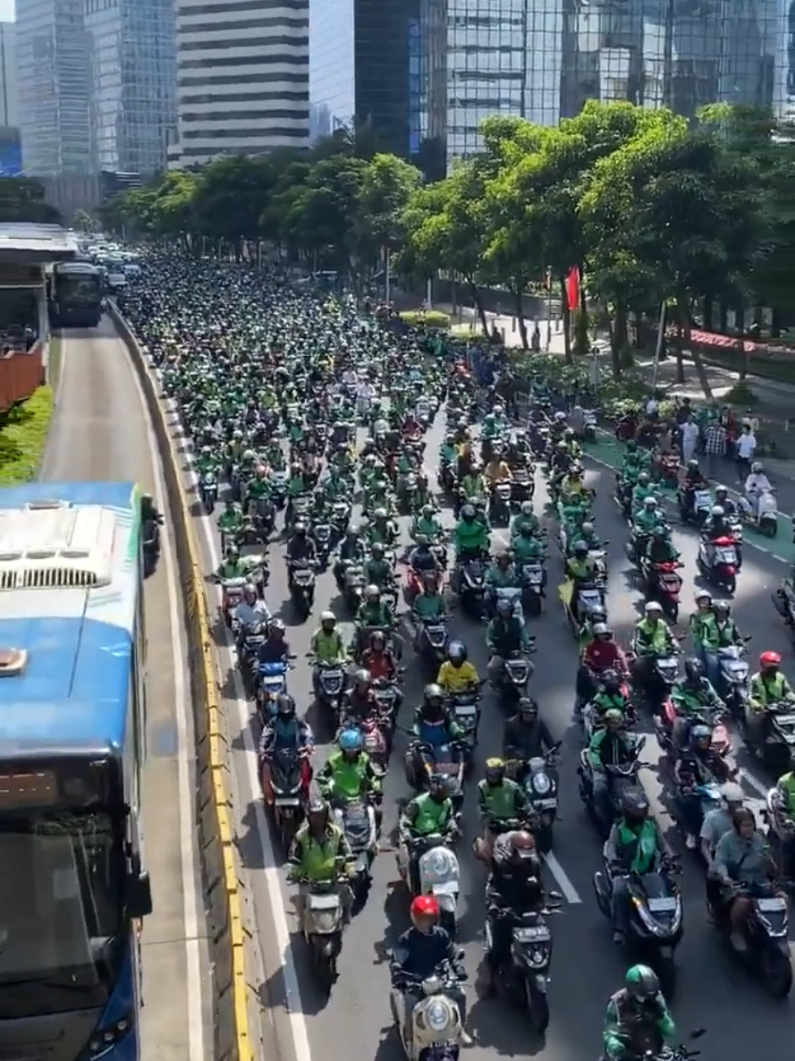 Ribuan driver ojek online mengiringi pengantaran pemakaman saudara almarhum Affan Kurniawan  ke pemakaman Karet Bivak 🥀🥀 #saveojol 
