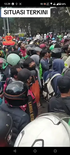 situasi terkini setelah shalat Jumat masa mulai berdatangan kembali ke Mako brimob follow akun ini supaya kalian tidak ketinggalan live aksi demo di gedung DPR. aksi demo ini di hadiri oleh: Mahasiswa Buruh Ojol Anak anak STM atau pelajar aksi 28 Agustus 2025 bakalan lebih ramai lah di gedung DPR di bandingkan hari sebelum nya yaitu hari Senin 25 Agustus 2025 Ramaikan gedung DPR/MPR hari ini etap jaga keselamatan dalam melakukan aksi semangat harus fyp masuk beranda viral live dpr brimob #demo #gedungdpr #fypviral #fyppage #28agustus2025