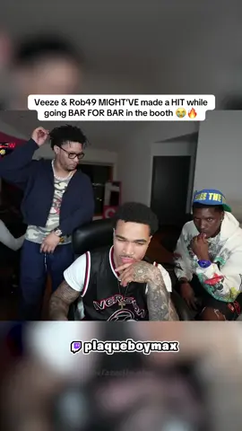 Veeze & Rob49 MIGHT’VE made a HIT while going BAR FOR BAR in the booth 😭🔥 #plaqueboymax #veeze #fyp #viral #trending 