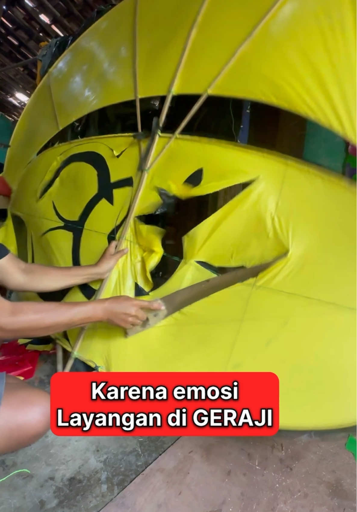 Karena emosi layangan di gergaji #samsonbolang #layangan #