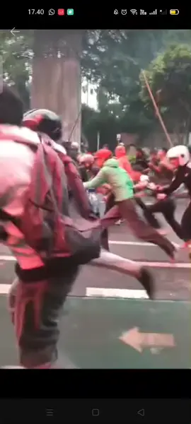 Aksi kekerasan yang dilakukan oleh pihak kepolisian kepada demontrasi di area DPR RI saat memukul mundur, pada Kamis 28 Agustus 2025. Nampak sejumlah petugas melakukan intimidasi terhadap jurnalis yang sedang melakukan pekerjaannya. #infojakarta #Jakarta #pojokbekasi #fyp #viral 