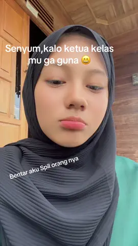 Kirim emoji senyum kalo ketua kelas mu ga guna 