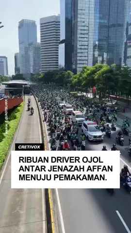 Ribuan pengemudi ojek online (ojol) turut mengantar jenazah Affan Kurniawan ke TPU Karet Bivak, Jakarta Pusat, pada Jumat (29/8). Affan merupakan korban yang meninggal dunia setelah terlindas kendaraan taktis milik Brimob saat sedang mengantar pesanan makanan. Source🔎: CNN Source📹: X @/AGTBLHKK #abdidalemNKRI #abdidalem #abdinegara #abdinegaraindonesia #polisiviral #beritapolisi #beritatentara #fyp #fypage #temanpolisi #sobatpresisi @sorotan
