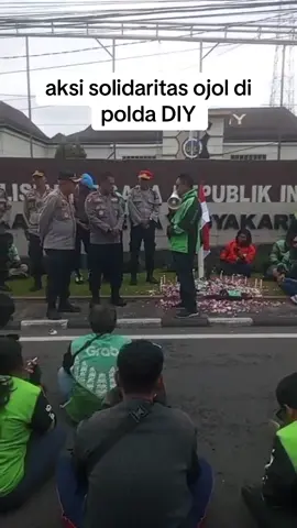 aksi solidaritas ojol di DIY beramai-ramai mendatangi kantor kapolda DIY video by: tribunjogja #wonglucunepati #RantisBrimob #AffanKurniawan #ojol #solidaritas 