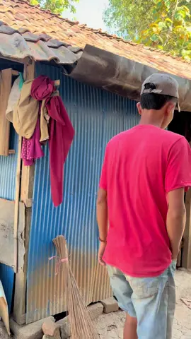 Beliu sampai menetes air mata saking bahagianya, karnah masih ada orang yang bisa membantu beliau🥹😊Trimakasih baik yang udah membantu beliau dengan ikhlas semuga di lancarkan rezekinya panjang umur sehat selalu@Juragan Madura #lagitrending #videoviral #katamadura #bikinsedih #fyp 