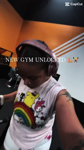 Havent done arms in a few days due to a messed up shoulder but today felt good in a new gym even though my shoulder still hurts 😭💪🏽 cant lose them gainz 🤪 #gymmama 