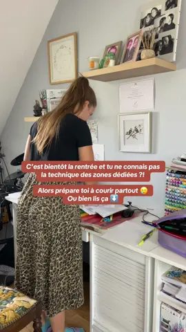 Tu connais la technique des zones dédiées ? Non ? Alors si tu veux gagner du temps et réduire ton stress, mets vite cette astuce en place et abonne toi pour alléger ton quotidien et prendre soin de toi   En gros le concept est d’avoir des zones dédiées pour chaque type d’objet, selon son utilisation exemple:  Range tes clés près de la porte (au lieu de les balancer n’importe où et chercher 3 plombes après), idem pour ce qui est sacs, chaussures, manteaux etc. essaye de les avoir au même endroit type; couloir, buanderie, sas d’entrée je t’assure que ça va t’éviter le stress du matin  Un endroit administratif, tu sais les factures, les bulletins, les convocations et autres papiers relous que tu jettes n’importe comment et 10 jours plus tard tu cherches après... (ça sent grave le vécu oui oui ce compte c’est mon expérience 😅) fais une pile au même endroit ou dépose les dans un petit bac et tri les quand tu as un peu de temps, mais au moins si tu cherche un papier tu sais qu’il est forcément là !  Une zone de jeux: les jouets et jeux des enfants partout quel casse tête, ton enfant cherche un jeu, tu sais plus où il est rangé, le gremlins s’impatiente c’est le drame, ça part en cacahuète bref tu vois le scénario... regroupe les dans un endroit précis; un placard, une pièce, une étagère dédié à ça et terminé les crises  Une zone d’activité manuelle/devoirs: chercher après les feuilles, les stylos, les livres d’école, déjà qu’aider à faire les devoirs c’est chiant (perso ça me rend ouf 🤯) si en plus il faut courir partout pour trouver le moindre truc t’es déjà au bout de ta vie; mets tout ça dans une caisse, où un endroit qui te sert peu et on n’en parle plus !  Ça parait tout bête mais vraiment ça change la vie et ça évite les “il est où mon saaaaaac ? je trouve pas mon joueeeeet” et ça te fera gagner du temps et de l’énergie !  Prête à tout déchirer ? Dis moi par quelle zone tu vas commencer !  #mamantiktok #fitmomsoftiktok #organizingtiktok #organisationmaison #rangement 