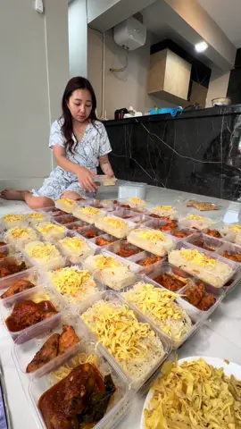 Alhamdulilah masak jum at berkah kali ini agak berbeda masak dibantu sama @KULINER NONHALAL @KING ABDI , perbedaan bukan jadi halangan untuk saling berbagi , komen dong jum’at besok mau dimasakin apa ya 